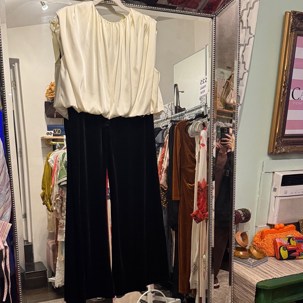Aakaa velvet pants Black and Cream crop top
